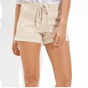 American Eagle Stretch Tomgirl Denim Shorts in Empire Cream Size 4